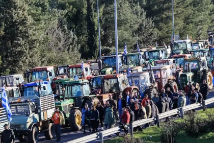Κομμένη στα δύο η χώρα από τις κινητοποιήσεις των αγροτών: Κλειστή η Αθηνών - Θεσσαλονίκης και ο Ε-65