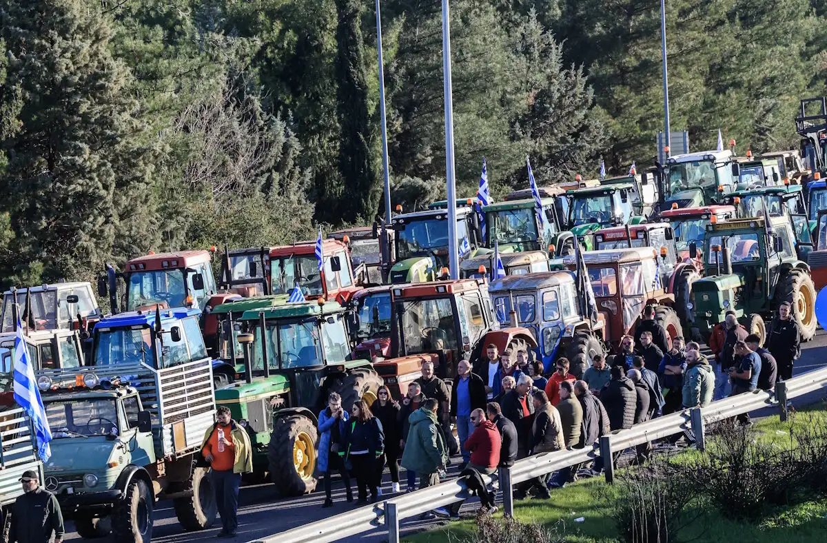 Κομμένη στα δύο η χώρα από τις κινητοποιήσεις των αγροτών: Κλειστή η Αθηνών - Θεσσαλονίκης και ο Ε-65