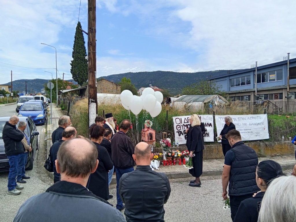 Ενας χρόνος χωρίς τον Άκη και την Χαριτίνη- Θρήνος και φωνές για δικαίωση στο μνημόσυνο για τα δύο αδέλφια