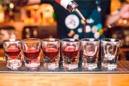 Η υπερβολική κατανάλωση αλκοόλ προκαλεί πρόωρα και σοβαρά εγκεφαλικά 