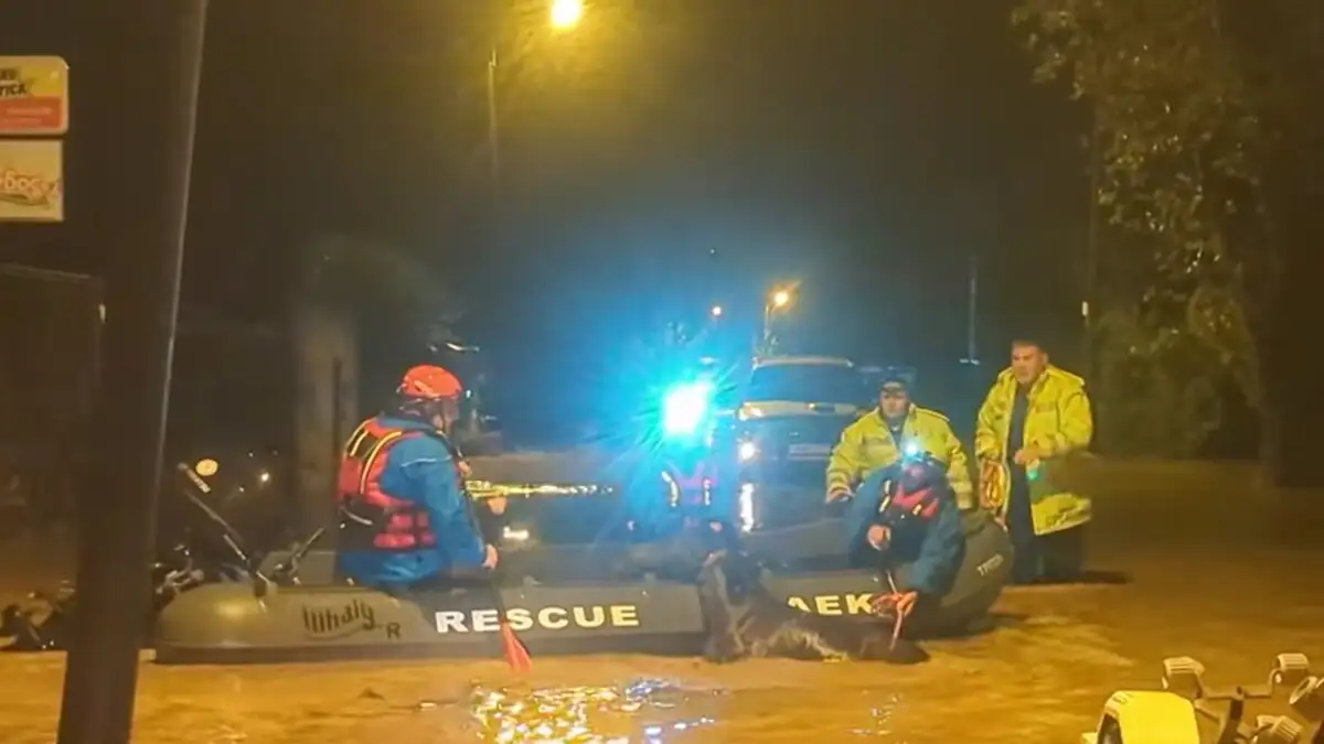 Φιλιππιάδα: Διασώστες απεγκλώβισαν άλογο που είχε παγιδευτεί εξαιτίας των έντονων βροχοπτώσεων