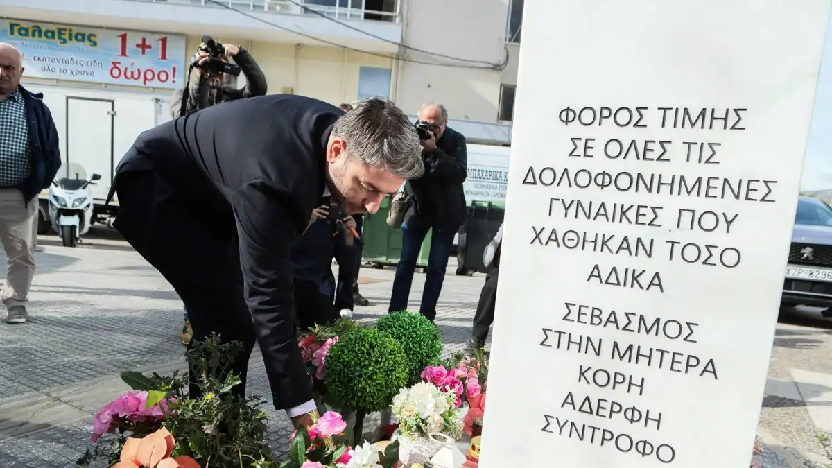 Ο Νίκος Ανδρουλάκης με τις γυναίκες βουλευτές του ΠΑΣΟΚ στο μνημείο της Κυριακής Γρίβα