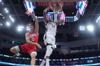 Ο Γιάννης Αντετοκούνμπο έκανε φοβερή εμφάνιση στην ήττα των Μιλγουόκι Μπακς από τους Χιούστον Ρόκετς