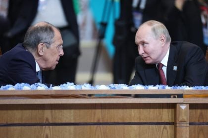 Το Κρεμλίνο αρνείται τις φήμες ότι ο Λαβρόφ έχει πέσει σε δυσμένεια, μετά τις άκαρπες προσπάθειες συνάντησης Πούτιν - Τραμπ