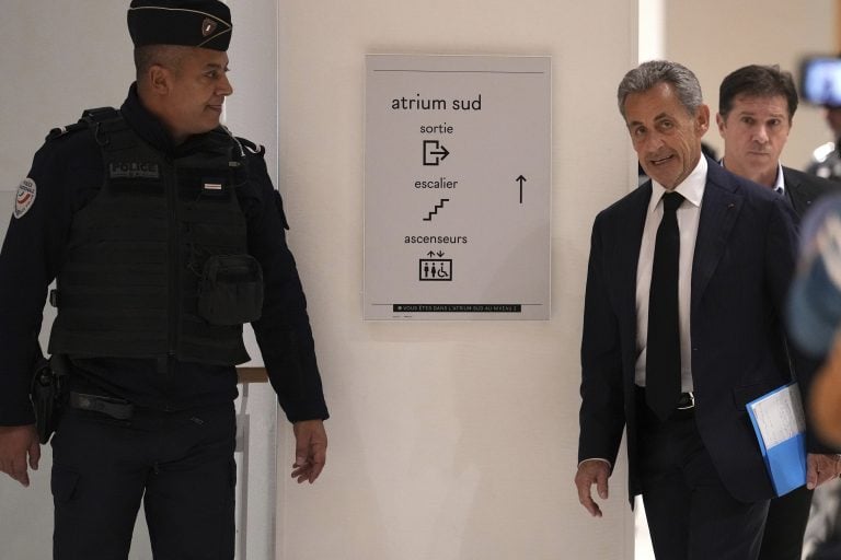 Γαλλία: Η έφεση του Σαρκοζί σε ακρόαση – Αποφυλάκιση ως τα Χριστούγεννα η επικρατέστερη εκδοχή