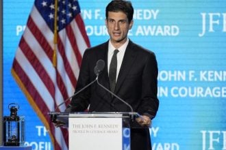 Τζακ Σλόσμπεργκ: Ο εγγονός του προέδρου Κένεντι κατεβαίνει στην πολιτική