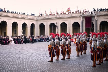 Η Ελβετική Φρουρά του Βατικανού ερευνάται για φερόμενη προσβλητική χειρονομία προς εβραίες γυναίκες