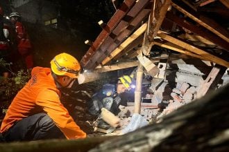 Φονική κατολίσθηση στην Ινδονησία – Δύο νεκροί και τουλάχιστον 21 αγνοούμενοι