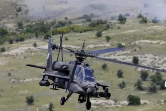 Apache: Η Αεροπορία Στρατού ξεκινά τις δοκιμές στο πρώτο αναβαθμισμένο ελικόπτερο με πυραύλους Spike NLOS