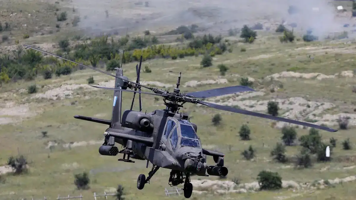 Apache: Η Αεροπορία Στρατού ξεκινά τις δοκιμές στο πρώτο αναβαθμισμένο ελικόπτερο με πυραύλους Spike NLOS