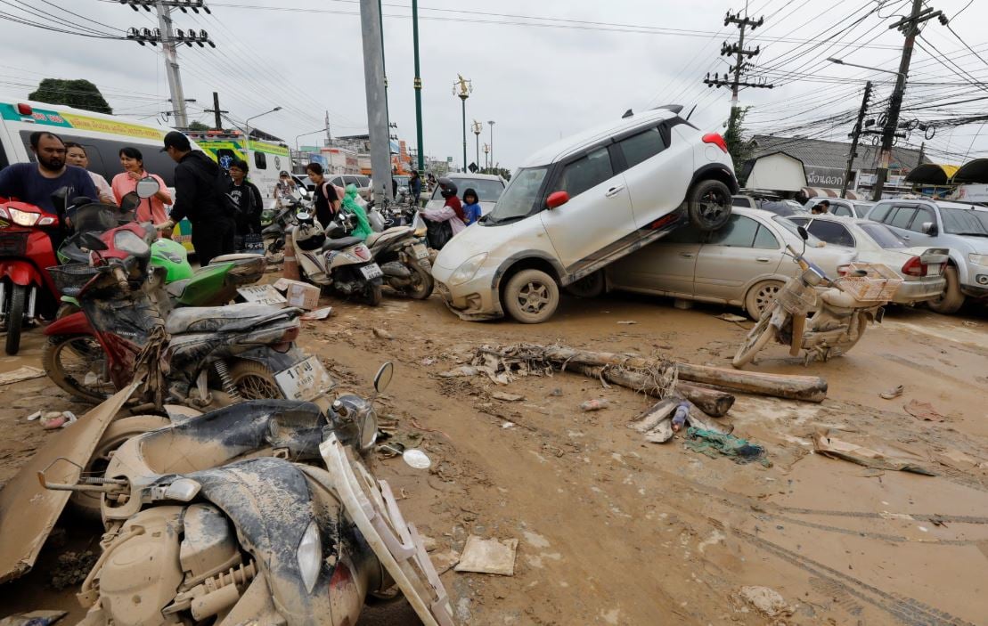 Καταστροφικές πλημμύρες στη Νοτιοανατολική Ασία: 600 νεκροί, ολόκληρα χωριά βυθίστηκαν κάτω από το νερό