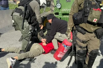 Επεισοδιακά ξεκίνησαν τα μπλόκα των αγροτών με την Αστυνομία: Χημικά σε Νίκαια και Πλατύκαμπο (ΒΙΝΤΕΟ)