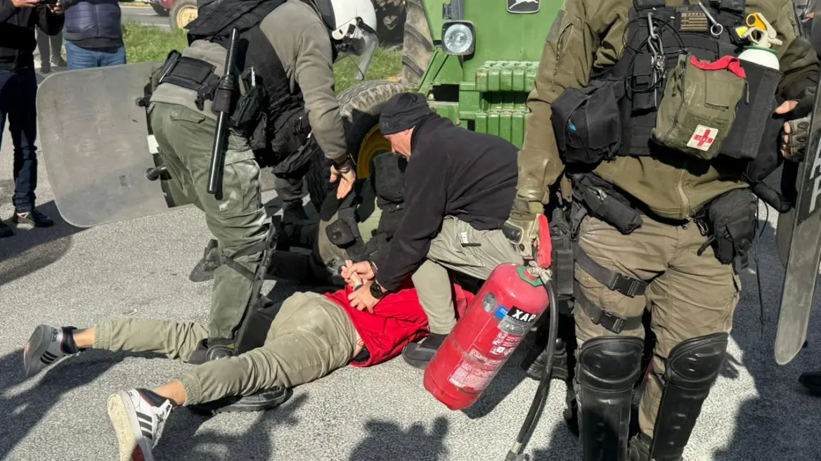 Επεισοδιακά ξεκίνησαν τα μπλόκα των αγροτών με την Αστυνομία: Χημικά σε Νίκαια και Πλατύκαμπο (ΒΙΝΤΕΟ)