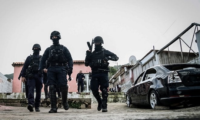 Ξεκινάει από σήμερα η 24ωρη παρουσία αστυνομικών σε καταυλισμούς Ρομά – Επιχείρηση σε Αχαΐα, Ηλεία, Μεσολόγγι