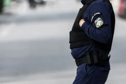 Απατεώνισσα υποδύθηκε την αστυνομικό και έπεισε 57χρονη να της δώσει 100.000 ευρώ