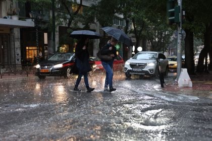 Βροχές και καταιγίδες μέχρι το μεσημέρι της Τρίτης - Ρέμα στη Λακωνία παρέσυρε αυτοκίνητο, απεγκλωβίστηκε έγκυος που πήγαινε να γεννήσει