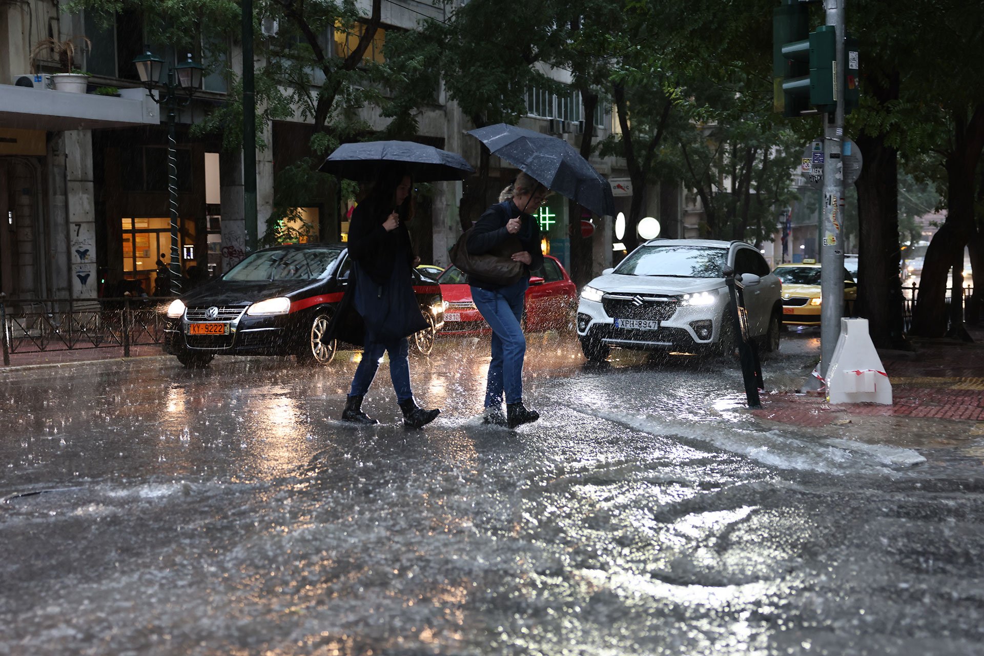 Βροχές και καταιγίδες μέχρι το μεσημέρι της Τρίτης - Ρέμα στη Λακωνία παρέσυρε αυτοκίνητο, απεγκλωβίστηκε έγκυος που πήγαινε να γεννήσει