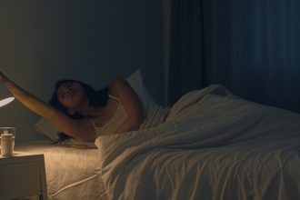 Ύπνος σε σκοτεινό δωμάτιο: Πώς ωφελεί την υγεία της καρδιάς