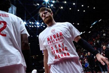 Μπλουζάκια με το νούμερο 2 και μήνυμα για τον Έβανς από τους παίκτες του Ολυμπιακού: «Ποτέ μην χάνεις την ελπίδα σου»