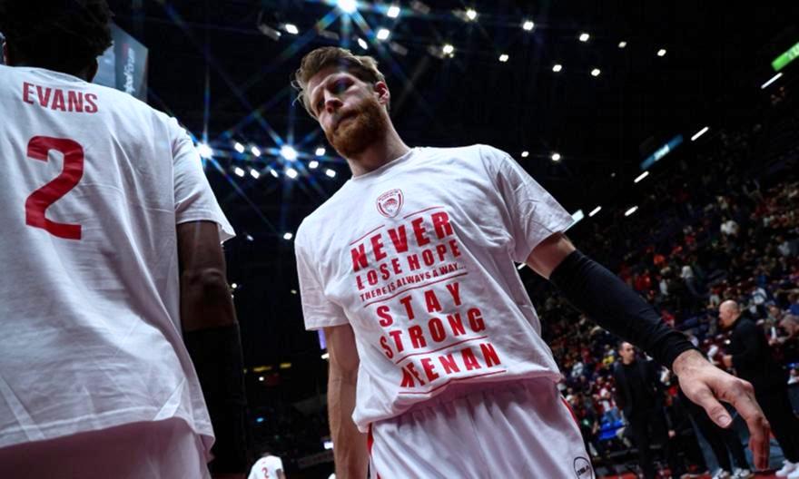 Μπλουζάκια με το νούμερο 2 και μήνυμα για τον Έβανς από τους παίκτες του Ολυμπιακού: «Ποτέ μην χάνεις την ελπίδα σου»