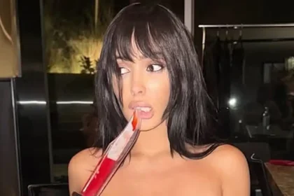 Η Μπιάνκα Σενσόρι κηρύσσει τον «πόλεμο» στην Κιμ Καρντάσιαν - Ποζάρει με ματωμένο μαχαίρι