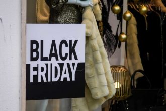 Tι θα ψωνίσουν οι Έλληνες καταναλωτές στην Black Friday - Μεγαλύτερη αγοραστική διάθεση οι ηλικίες 30-39