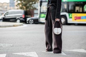 Καφέ παντελόνι: Η τέλεια φθινοπωρινή εκδοχή του μαύρου