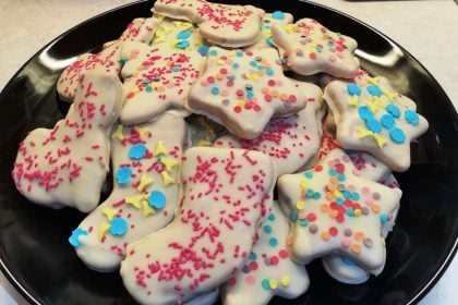 Μπισκότα βουτύρου με επικάλυψη λευκής σοκολάτας