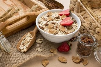 Βρώμη vs γκρανόλα: Ποια επιλογή στο πρωινό γεύμα είναι καλύτερη για την απώλεια βάρους
