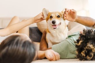 Γυναίκες ή άνδρες; Ποιους αγαπούν περισσότερο οι σκύλοι