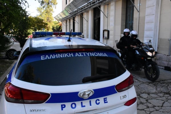 Πάτρα: Περιπετειώδης σύλληψη 35χρονου για ενδοοικογενειακό επεισόδιο - Επιχείρησε να αρπάξει το όπλο αστυνομικού