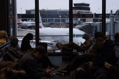 Το αδιαχώρητο στα αμερικανικά αεροδρόμια: 2.700 ακυρώσεις, 10.000 καθυστερήσεις σε 24 ώρες