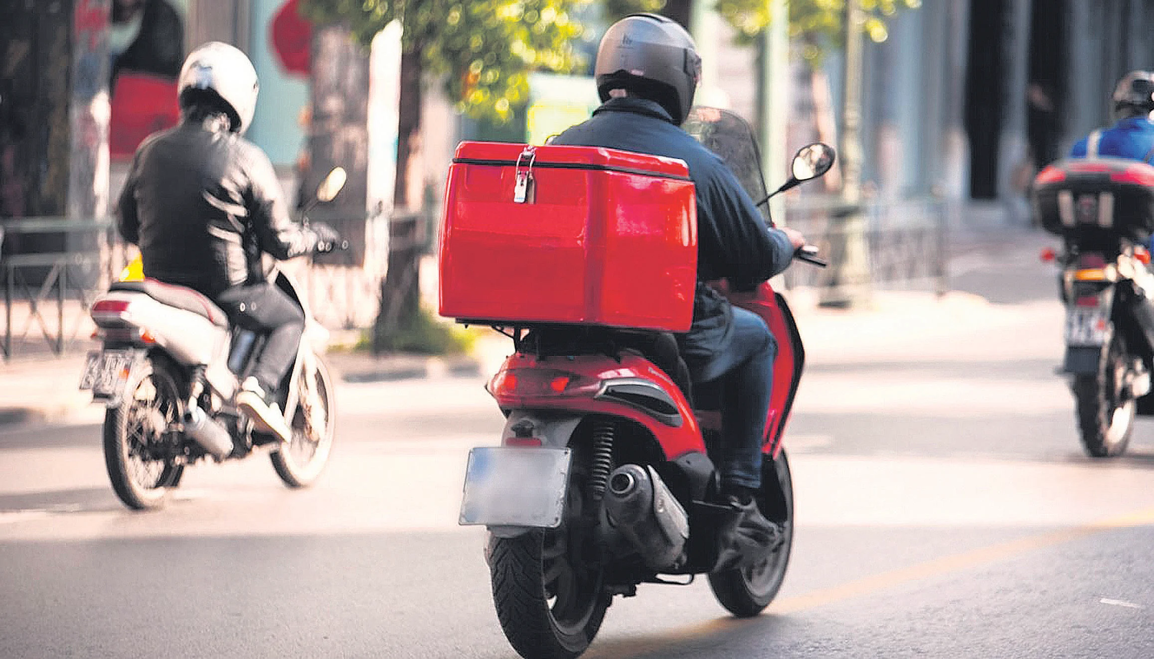 Πάτρα: Απίστευτο τροχαίο με ντελιβερά - Πώς "έφυγε" το μηχανάκι κι έπεσε πάνω σε αυτοκίνητο