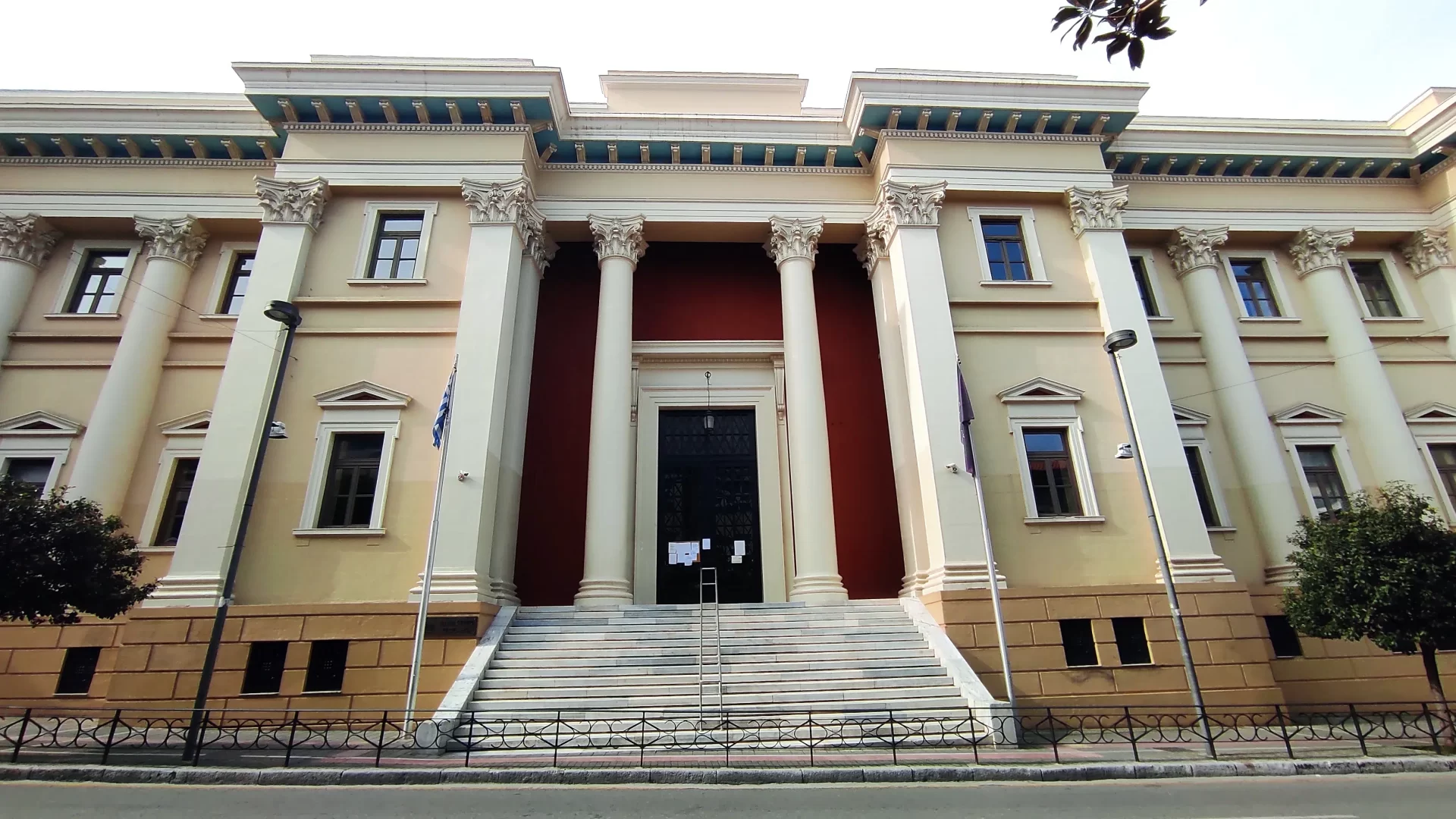 Πάτρα: Μπήκε στα δικαστήρια με μαχαίρια, αλλά δεν υπολόγισε στον έλεγχο από την δικαστική αστυνομία