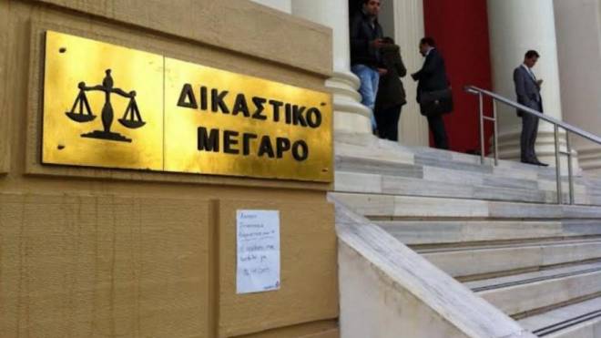 Πάτρα: Απολογούνται σήμερα το πρωΐ ο καθηγητής για την κατηγορία της παιδικής πορνογραφίας και οι μαθητές για το "τσιγαριλίκι"