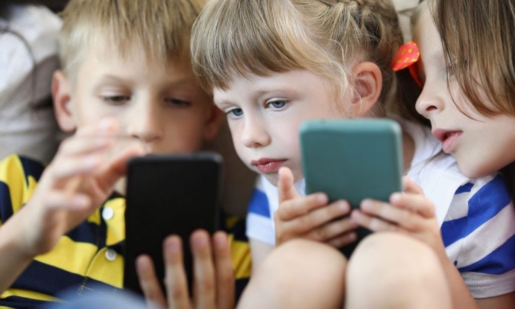 Οι οθόνες και ο τρόπος ζωής απειλούν την όραση των παιδιών - Αύξηση της μυωπίας με γεωμετρική πρόοδο από την προσχολική ηλικία