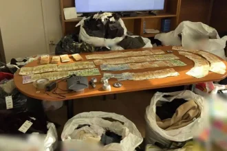 Εξαρθρώθηκε εγκληματική οργάνωση που έκλεβε ρούχα από καταστήματα στην Αττική και τα πουλούσε στην Αλβανία