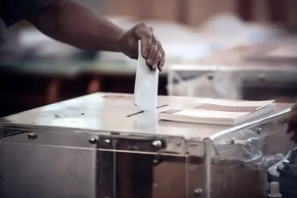 Δημοσκόπηση Opinion Poll: Με 16,5 μονάδες προηγείται η ΝΔ του ΠΑΣΟΚ - Πόσοι θα ψήφιζαν κόμματα από Τσίπρα και Σαμαρά