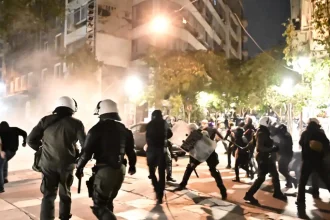 Σοβαρά επεισόδια και τραυματισμοί στην πορεία μνήμης του αναρχικού που σκοτώθηκε από τη βόμβα στους Αμπελόκηπους ΦΩΤΟ