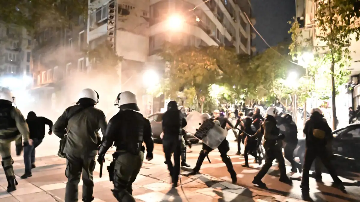 Σοβαρά επεισόδια και τραυματισμοί στην πορεία μνήμης του αναρχικού που σκοτώθηκε από τη βόμβα στους Αμπελόκηπους ΦΩΤΟ