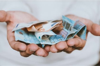 Ετήσιο επίδομα 250 ευρώ: Πότε θα βγει η ΚΥΑ και τι θα ισχύσει για τις πληρωμές