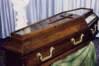 Χαμός σε κηδεία: Η νεκρή χτύπησε το φέρετρο για να... βγει!