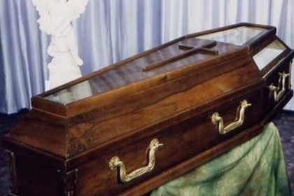 Χαμός σε κηδεία: Η νεκρή χτύπησε το φέρετρο για να... βγει!