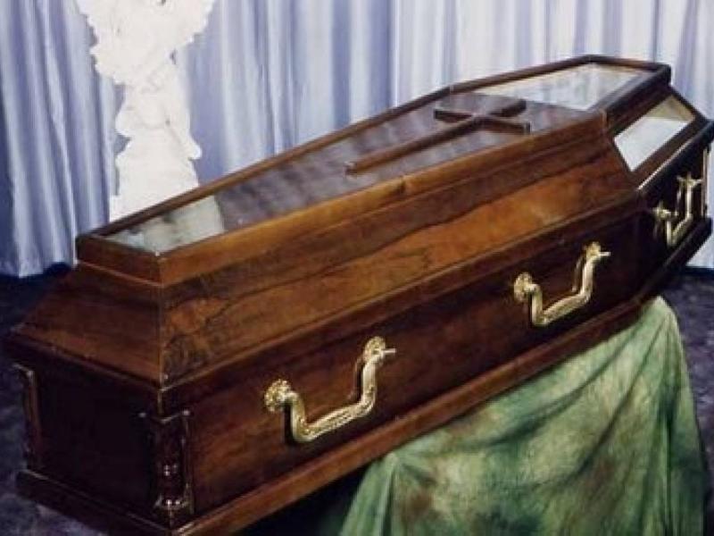 Χαμός σε κηδεία: Η νεκρή χτύπησε το φέρετρο για να... βγει!