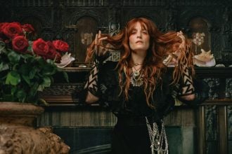 Florence Welch: Η ιέρεια της σύγχρονης βρετανικής μουσικής επιστρέφει στην Ελλάδα
