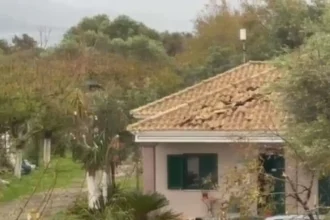 Η κακοκαιρία Adel σάρωσε την Φοινικούντα: Ξηλώθηκαν στέγες από ανεμοστρόβιλο, ζημιές σε επιχειρήσεις