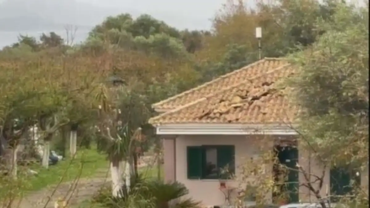 Η κακοκαιρία Adel σάρωσε την Φοινικούντα: Ξηλώθηκαν στέγες από ανεμοστρόβιλο, ζημιές σε επιχειρήσεις