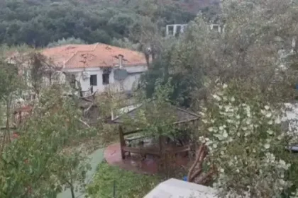 Η κακοκαιρία Adel σάρωσε την Φοινικούντα: Ξηλώθηκαν στέγες σπιτιών, ζημιές σε επιχειρήσεις