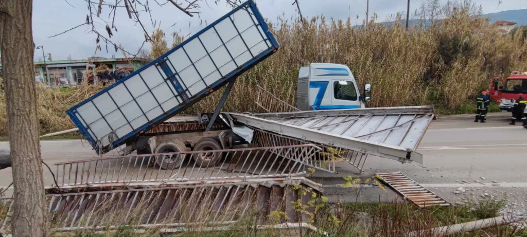 Αγρίνιο: Επανατοποθετήθηκε η πεζογέφυρα που είχε γκρεμίσει φορτηγό ΦΩΤΟ