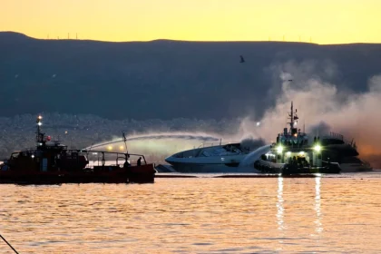 Φωτιά σε τέσσερα σκάφη στη Μαρίνα Ζέας: Βυθίστηκαν τα τρία ΦΩΤΟ-ΒΙΝΤΕΟ